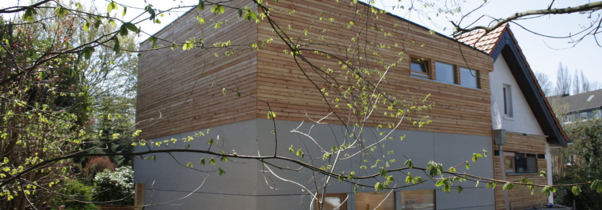 Foto Fassade aus Lärchenrombusschalung und Faserzementplatten