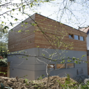 Fassade aus Lärchenrombusschalung und Faserzementplatten Foto Fassade aus Lärchenrombusschalung und Faserzementplatten