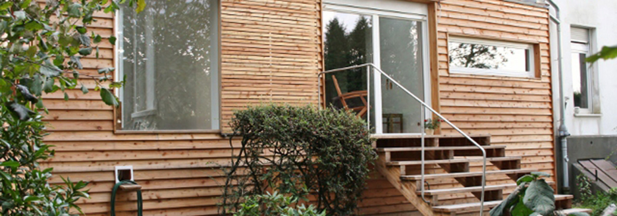 Foto Eingang plus Wohnraumerweiterung an einem Einfamilienhaus in Hanglage