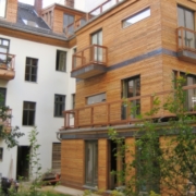 Das sanierte Vorderhaus plus Holzanbau Foto Das sanierte Vorderhaus plus Holzanbau